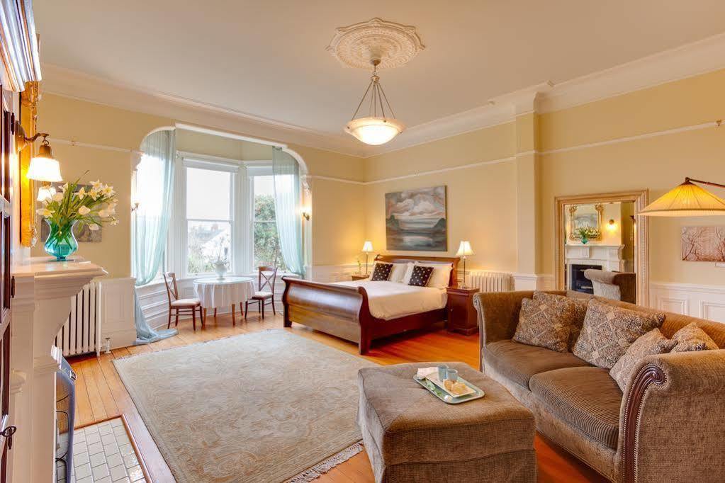 ויקטוריה Fairholme Manor Inn מראה חיצוני תמונה